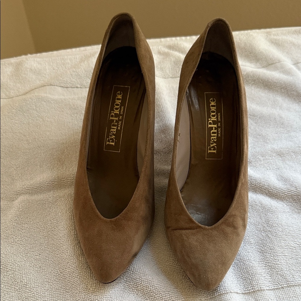 Evan Picone Tan Suede Pumps
